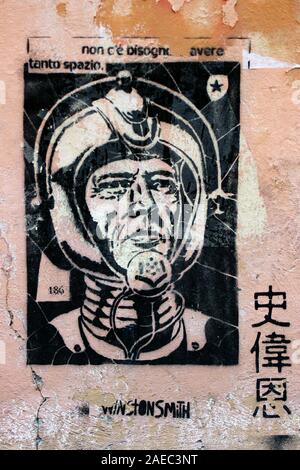 Street art graffiti au pochoir dans quartier de Trastevere de Rome, Italie Banque D'Images