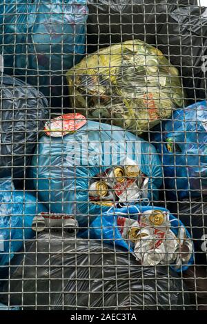 Cracovie, Lesser Pologne/Pologne - 04.27.2019: Sacs poubelle avec boîtes en aluminium recyclables Banque D'Images