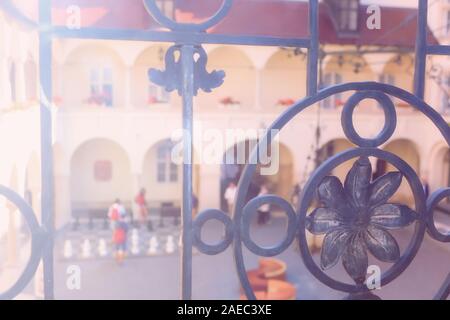 Vue sur les bars de la vieille ville de Bratislava, Slovaquie. Vue brouillée de uniidentified les gens jouent dans la cour des grands échecs de l'hôtel de ville Banque D'Images