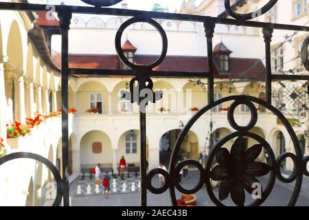 BRATISLAVA, SLOVAQUIE - Septembre 03, 2019 : des personnes non identifiées, jouer dans la cour des grands échecs de l'hôtel de ville Banque D'Images