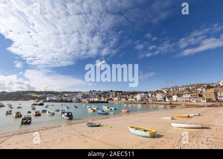 Aperçu de l'ensemble des bateaux amarrés au port de St Ives en Cornouailles, Angleterre, Royaume-Uni. Banque D'Images