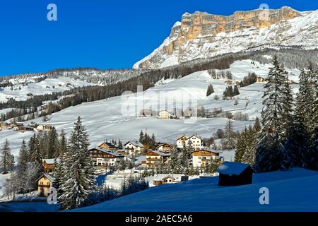 Paysage d'hiver avec des pics montagneux Sasso di Santa Croce, Sas dla Crusc, Alta Badia, Dolomites, Tyrol du Sud, Italie Banque D'Images