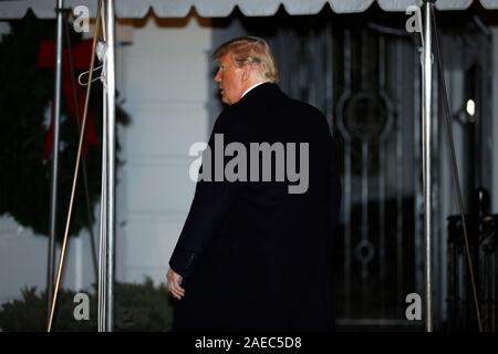 Washington DC, USA. Le 08 mai 2019. Le Président des Etats-Unis, Donald J. Trump entre dans la Maison Blanche à son retour à Washington à partir de la Floride le 7 décembre 2019. Credit : MediaPunch Inc/Alamy Live News Banque D'Images