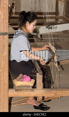 Les jeunes woamn tisser sur un métier à tisser traditionnel style Lao-Thai, Ban Phanom, Laos Banque D'Images