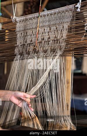 Tisser sur un métier à tisser traditionnel style Lao-Thai, Ban Phanom, Laos Banque D'Images