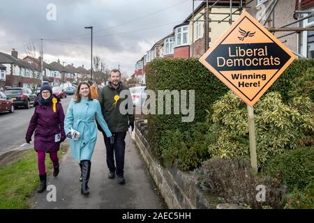 Le leader libéral démocrate Jo Swinson démarchage porte à porte avec des libéraux démocrates pour candidat parlementaire Penistone et stocksbridge Hannah Kitching (à gauche) et libéraux-démocrates pour candidat parlementaire Central Sheffield Colin Ross lors d'une visite à Sheffield, tandis que sur la campagne électorale générale trail. Banque D'Images