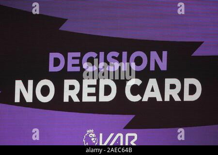 Norwich, Royaume-Uni. Le 08 mai 2019. VAR renverse la carte rouge pour Chris Basham de Sheffield United donnée par Match arbitre Simon Hooper au cours de la Premier League match entre Norwich City et Sheffield United à Carrow Road Le 8 décembre 2019 à Norwich, Angleterre. (Photo par Mick Kearns/phcimages.com) : PHC Crédit Images/Alamy Live News Banque D'Images