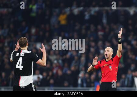 Arbitre Michael Fabbri réagit contre Matthijs De Ligt de Juventus durant le championnat d'Italie Serie A match de football entre SS Lazio et de la Juventus le 7 décembre 2019 au Stadio Olimpico à Rome, Italie - Photo Federico Proietti/ESPA-Images Banque D'Images