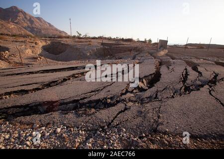 Voir d'évier trous sur la rive de la Mer Morte, en Israël. L'évier trous sont causés par le recul rapide des niveaux d'eau (env. 5 cm par mois) Banque D'Images