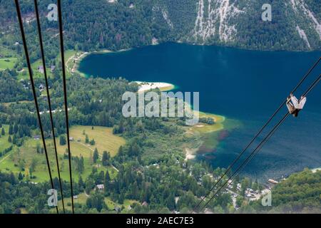 Vue depuis la station de ski de Vogel en montagne Alpes Juliennes slovène à au lac de Bohinj Banque D'Images