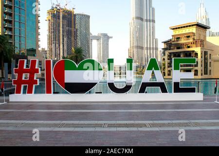 Dubaï / Emirats Arabes Unis - 3 décembre 2019 : J'adore la phrase des EAU et de signer avec les gratte-ciel de Dubaï Burj Khalifa et sur l'arrière-plan. Journée nationale des EAU. Le jour du drapeau. Banque D'Images