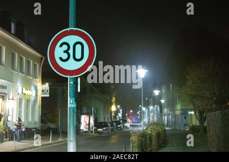 Signe de la limite de vitesse à 30 km/h Banque D'Images