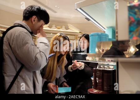 L'intérieur du magasin Fortnum & Mason les jeunes consommateurs chinois les achats de Noël à Piccadilly Londres Angleterre Royaume-uni KATHY DEWITT Banque D'Images