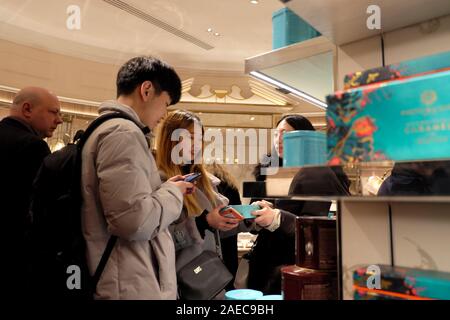 L'intérieur du magasin Fortnum & Mason les jeunes consommateurs chinois les achats de Noël à Piccadilly Londres Angleterre Royaume-uni KATHY DEWITT Banque D'Images