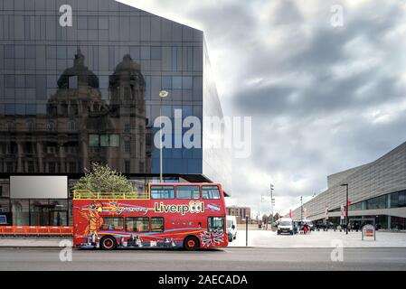 Liverpool, Royaume-Uni-19 MAI 2015 : bus à arrêts multiples pour explorer la ville de Liverpool au royaume-uni Banque D'Images