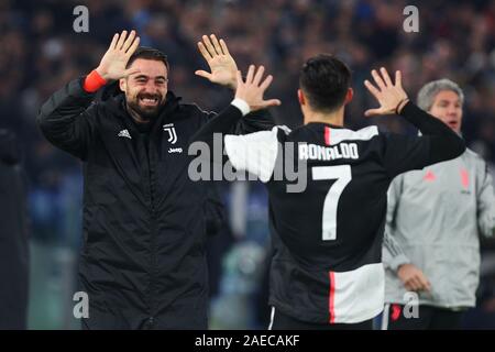 Cristiano Ronaldo de Juventus célèbre avec gardien Carlo Pinsoglio après avoir marqué 0-1 but durant le championnat d'Italie Serie A match de football entre SS Lazio et de la Juventus le 7 décembre 2019 au Stadio Olimpico à Rome, Italie - Photo Federico Proietti/ESPA-Images Banque D'Images