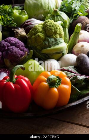 Grand plat allant au four avec des légumes colorés mixtes, concombres, tomates, brocoli, aubergines, courges, pommes de terre, la laitue, les poivrons Banque D'Images