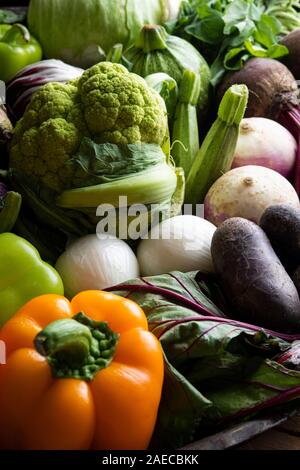 Grand plat allant au four avec des légumes colorés mixtes, concombres, tomates, brocoli, aubergines, courges, pommes de terre, la laitue, les poivrons Banque D'Images