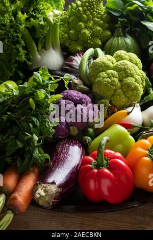 Grand plat allant au four avec des légumes colorés mixtes, concombres, tomates, brocoli, aubergines, courges, pommes de terre, la laitue, les poivrons Banque D'Images