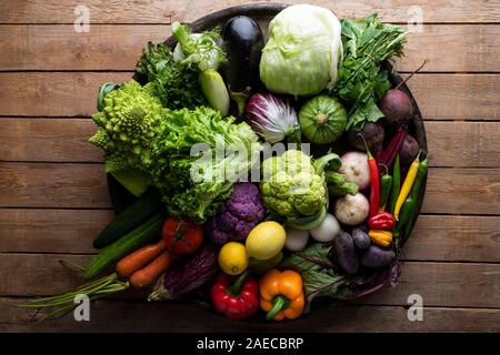 Grand plat allant au four avec des légumes colorés mixtes, concombres, tomates, brocoli, aubergines, courges, pommes de terre, la laitue, les poivrons Banque D'Images