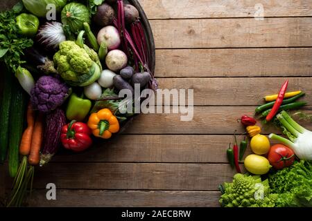 Grand plat allant au four avec des légumes colorés mixtes, concombres, tomates, brocoli, aubergines, courges, pommes de terre, la laitue, les poivrons Banque D'Images