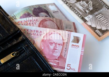 Le Paraguay billets, Guaranis qui dépasse de la pochette Banque D'Images