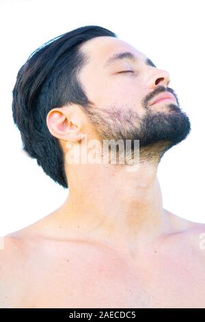 Close up portrait d'homme en bonne santé avec des cheveux noirs et la barbe, inclinant sa tête en arrière Banque D'Images