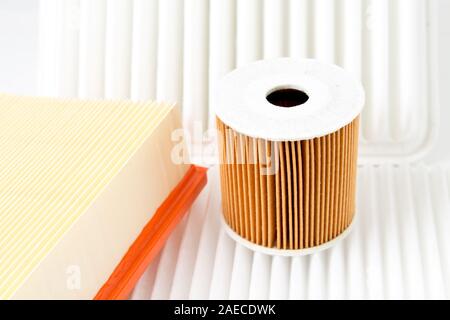L'huile du filtre à air, filtre, filtre habitacle pour les voitures isolé sur fond blanc. De nouvelles pièces de voiture. Banque D'Images