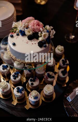 Avec la réception de mariage décoration crème gâteau avec petits gâteaux pour les clients d'Europe de l'Est Pays Baltes Riga Lettonie Banque D'Images