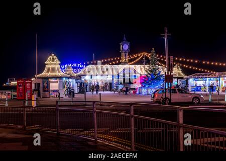 Palace Pier, Brighton, toute illuminée Banque D'Images