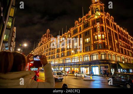 Londres, luxueux grand magasin Harrods, éclairage de Noël, décoration, Brompton Road, Knightsbridge, Royaume-Uni Banque D'Images