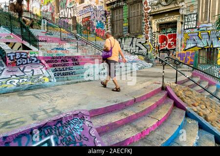 / Couleur graffiti coloré le long de la Joly menant au cours Julien, Marseille, France, Europe Banque D'Images