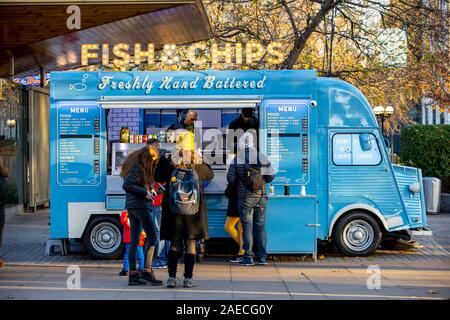 Londres, Marché de Noël sur la Tamise, le Festival d'hiver à Southbank Centre, London Eye (grande roue, Fish & Chips, Booth, Promenade le long de la rivière, Banque D'Images