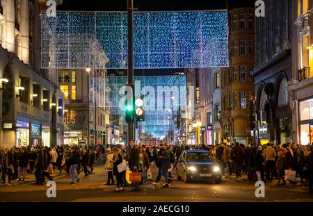 Londres, le temps de Noël, rue commerçante Oxford Street, décoration lumineuse, Banque D'Images