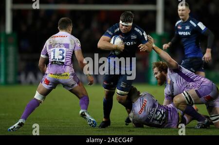Sale Sharks' Jono Ross est abordé par Exeter Chiefs' Sam Hill (centre) Jannes Kirsten (droite) et Henry Slade (à gauche), au cours de la Heineken Cup champions européens deux match au stade AJ Bell, Vente. Banque D'Images