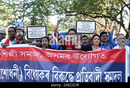 L'Assam, en Inde. Le 08 mai 2019. Protestation contre le projet de loi portant modification de la loi de citoyenneté. Guwahati, Assam, Inde. 8 décembre 2019. Divers auteurs et artistes au cours d'une manifestation au cours de la modification de la loi de citoyenneté, 2019 (CAB) à Guwahati, le dimanche, 8 décembre 2019. Crédit : David Talukdar/Alamy Live News Banque D'Images