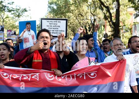 L'Assam, en Inde. Le 08 mai 2019. Protestation contre le projet de loi portant modification de la loi de citoyenneté. Guwahati, Assam, Inde. 8 décembre 2019. Divers auteurs et artistes au cours d'une manifestation au cours de la modification de la loi de citoyenneté, 2019 (CAB) à Guwahati, le dimanche, 8 décembre 2019. Crédit : David Talukdar/Alamy Live News Banque D'Images