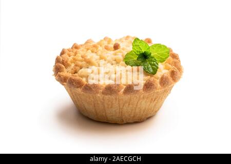 Mini pomme et poire crème anglaise tarte crumble isolated on white Banque D'Images