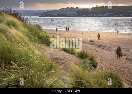 Instow, Devon, UK. Dimanche 8 décembre 2019. Météo britannique. Un jour de fortes pluies hivernales dans le Nord du Devon, entre les rafales gratuites, Dog Walkers profiter de l'occasion d'exercer leurs animaux de compagnie sur la plage de sable à Instow. Terry Mathews/Alamy Live News. Banque D'Images