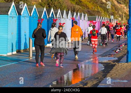 Bournemouth, Dorset UK. 8 décembre 2019. Wessex autisme & la Famille stable de bienfaisance Fiducie Accueil Équipe pour le premier cerf pour courir à Bournemouth Pier tournant entre la jetée de Bournemouth et Boscombe Pier, la collecte de fonds au profit de l'autisme. Credit : Carolyn Jenkins/Alamy Live News Banque D'Images