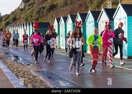 Bournemouth, Dorset UK. 8 décembre 2019. Wessex autisme & la Famille stable de bienfaisance Fiducie Accueil Équipe pour le premier cerf pour courir à Bournemouth Pier tournant entre la jetée de Bournemouth et Boscombe Pier, la collecte de fonds au profit de l'autisme. Credit : Carolyn Jenkins/Alamy Live News Banque D'Images