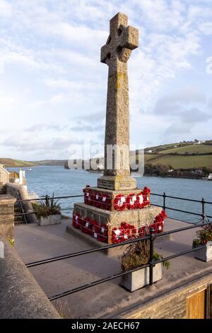 Coquelicots et couronnes au monument commémoratif de guerre, Salcombe Salcombe, Devon Banque D'Images