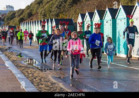 Bournemouth, Dorset UK. 8 décembre 2019. Wessex autisme & la Famille stable de bienfaisance Fiducie Accueil Équipe pour le premier cerf pour courir à Bournemouth Pier tournant entre la jetée de Bournemouth et Boscombe Pier, la collecte de fonds au profit de l'autisme. Credit : Carolyn Jenkins/Alamy Live News Banque D'Images