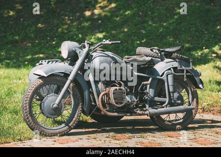 Vieux Tricar, gris à trois roues moto avec side-car des forces allemandes de la Seconde Guerre mondiale, 2 fois. Banque D'Images