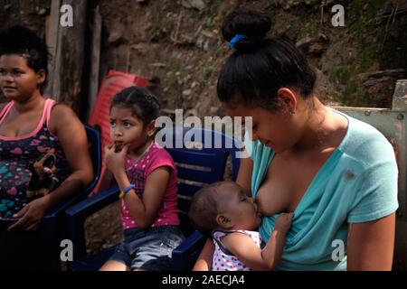 Caracas, Venezuela, Miranda. 30Th Nov, 2019. Une jeune fille allaite son bébé.une crise majeure se produit dans le pays d'Amérique du Sud du Venezuela. Un gouvernement corrompu et massive de l'inflation a provoqué une crise majeure au pays. chambres modernes dotées de la Dans ces bidonvilles pauvres souffrent beaucoup. Le bidonville de Petare est une des régions qui souffrent le plus. Credit : Allison Dîner/ZUMA/Alamy Fil Live News Banque D'Images