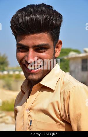 Beau Indian teenage student sourit pour la photo ! Le Rajasthan, Inde, Asie. Banque D'Images