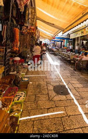 Shopping et Restaurants dans le vieux Jérusalem. Banque D'Images