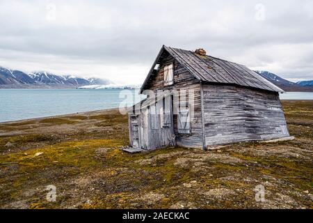 Cabane de chasse sur la côte de l'Arctique en été. Ahlstrandhalvoya, Bellsund, Spitzberg, archipel du Svalbard, Norvège, Scandinavie Banque D'Images