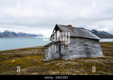 Cabane de chasse sur la côte de l'Arctique en été. Ahlstrandhalvoya, Bellsund, Spitzberg, archipel du Svalbard, Norvège, Scandinavie Banque D'Images