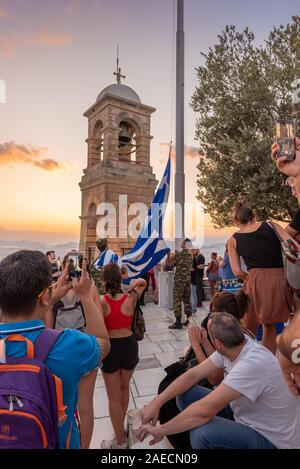 Athènes, Grèce - 13 septembre 2018 : Cérémonie militaire pour l'abaissement de l'drapeau grec au coucher du soleil à la colline du Lycabette à Athènes Banque D'Images